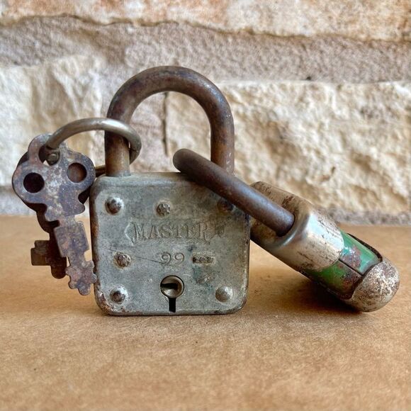 Vintage Rustic Rusty Decor Interlocked Mini Padlocks with Keys Set of 2 - Picture 5 of 16